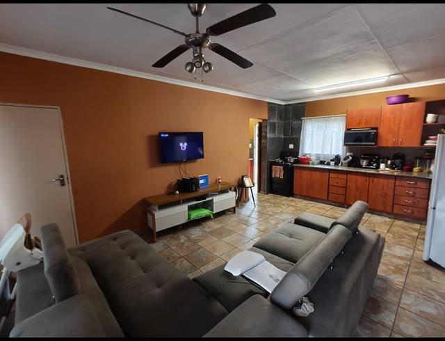 3 BEDROOM TOWNHOUSE FOR SALE IN OOS EINDE